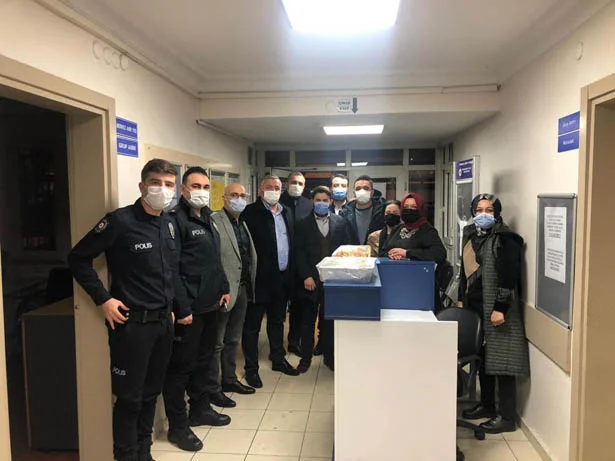 AK Parti Beykoz teşkilatı, sokağa çıkma kısıtlaması günlerinde soğuk havada