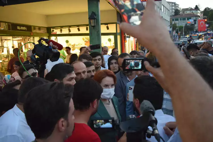 Paşabah&ccedil;e Meydanında vatandaşlara seslenen İYİ Parti Genel Başkanı ve Milletvekili