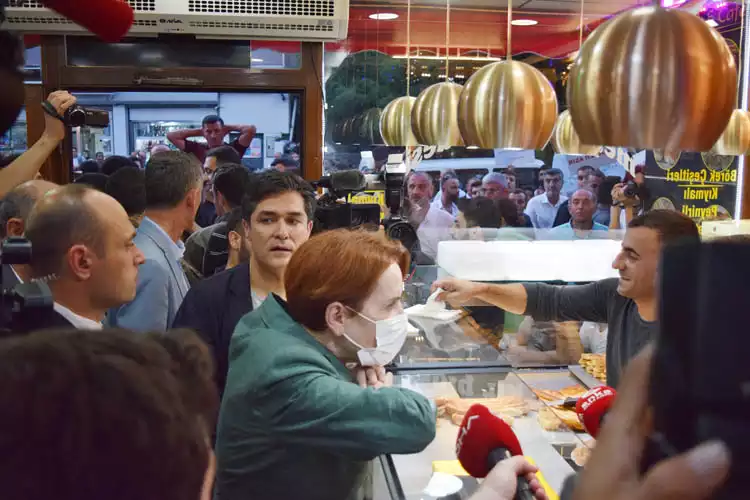 Meral Akşener Beykoz esnafından dert dinledi 6 aksene zPjfsuE8NH