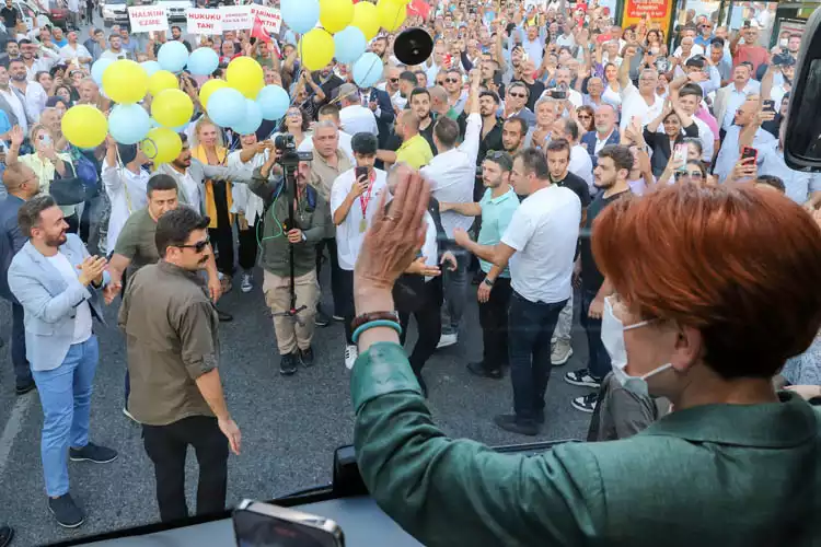 Meral Akşener Beykoz esnafından dert dinledi 5 aksenerdb9 Rea77UA998