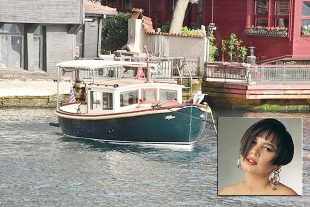 Beykoz'da yaşayan yüzlerce ünlü isimden bir olan minik serçe Sezen