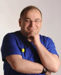 Gerçekleştirmiş olduğu kalp ameliyatlarıyla adından sıkça söz ettiren Dr. Mahmut