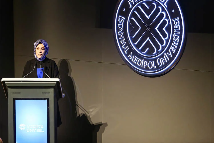 Yeşilay Yönetim Kurulu Üyesi Esra Albayrak, Beykoz Kavacık'taki Medipol Üniversitesi'nde