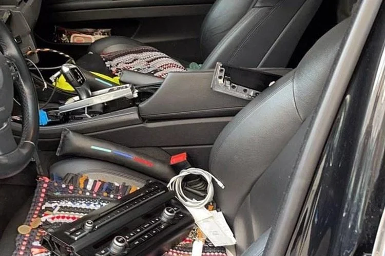 Kendi aracıyla Almanya’dan memleketine gelen vatandaşın Beykoz’daki evinin önünde aracı