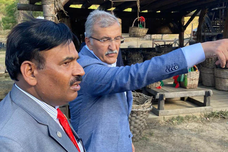 Pakistan Cumhurbaşkanı Dr. Arif Alvi, Beykoz'da bulunan film setini Başkan