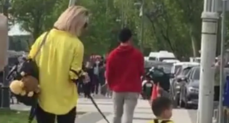 Beykoz Sahili'nde çocuğunu güvenlik kemeri adı verilen kemerle dolaştıran anne