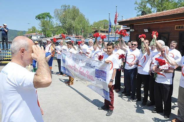 Anneler Günü dolayısıyla Büyükçekmece'den 2 vapur dolusu anne Beykoz'a geldi.