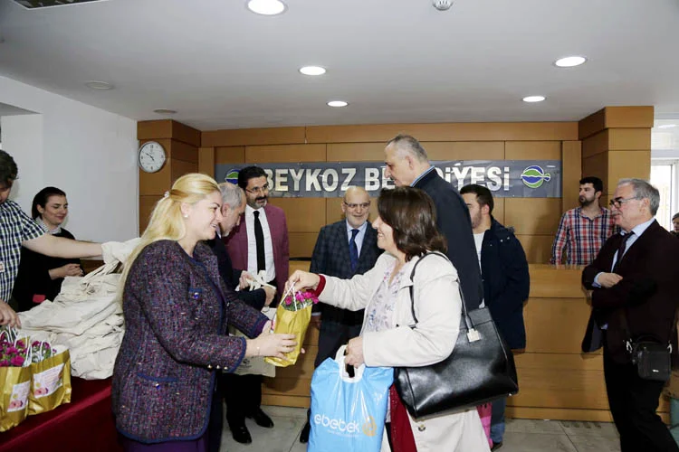 Çelikbilek, Anneler Günü dolayısıyla belediyede çalışan bayan personele çiçek dağıttı