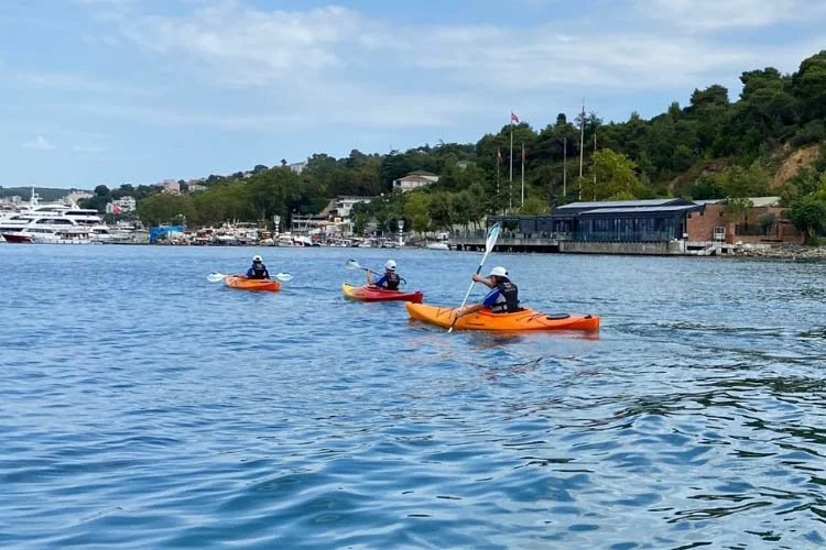 Beykoz Belediyesi'nin hafta sonları ücretsiz olarak hizmete sunduğu kano keyfine