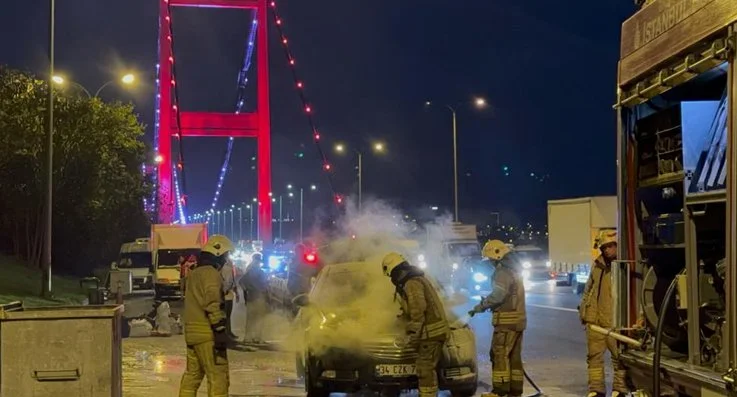 Beykoz’da emniyet şeridinde bekleyen otomobilde çıkan yangın itfaiye ekiplerince söndürüldü.
