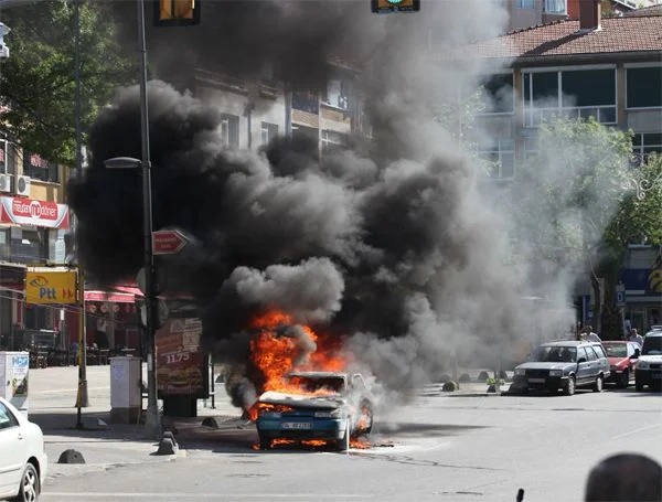 Paşabahçe'de bir binek araç, belirlenemeyen bir nedenden dolayı alev alarak