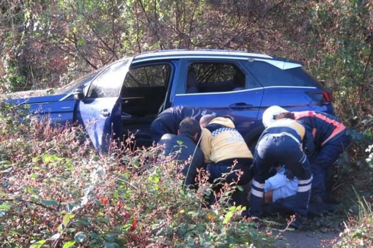 Beykoz Mahmutşevketpaşa Mahallesi'nde lüks bir aracın yoldan çıkarak metrelerce aşağı