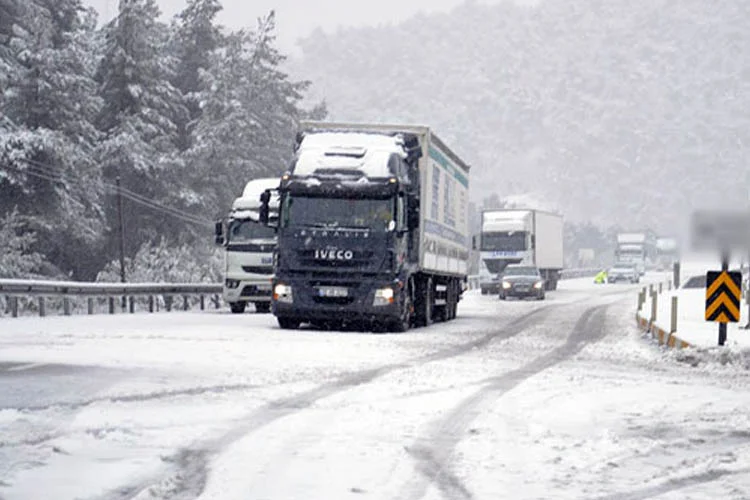 Üç gündür devam eden yoğun kar yağışı nedeniyle onlarca araç,
