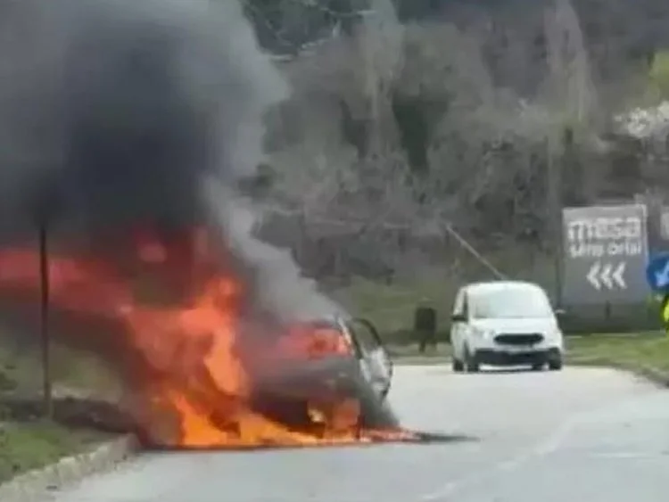 Beykoz Kavacık'ta seyir halindeki otomobil sebebi bilinmeyen nedenle yanmaya başladı,
