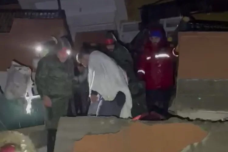 Hatay'da arama-kurtarma faaliyetlerine katılan Beykoz Belediyesi ekibi enkaz altında kalan