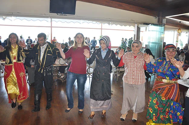 Anneler Günü'ne dair Beykoz Artvinliler Derneği'nin hazırladığı program, ilçedeki anneleri