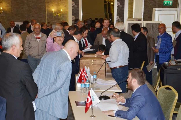 Beykoz'da yapılan Artvinliler Hizmet Vakfı'nın olağan kongresinde emektar Başkan Hakan