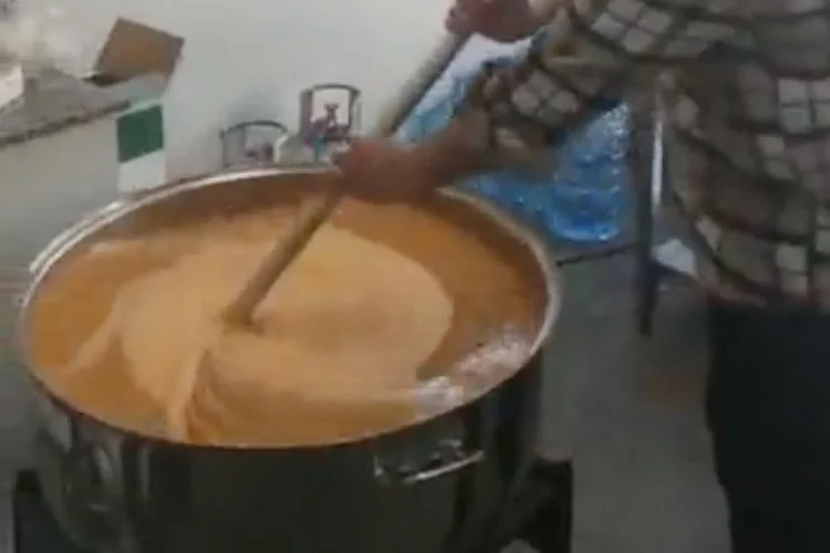 Beykoz Belediyesi'nin depremzedeler için Malatya'da kurduğu aşevinde kazanlar kaynamaya başladı.