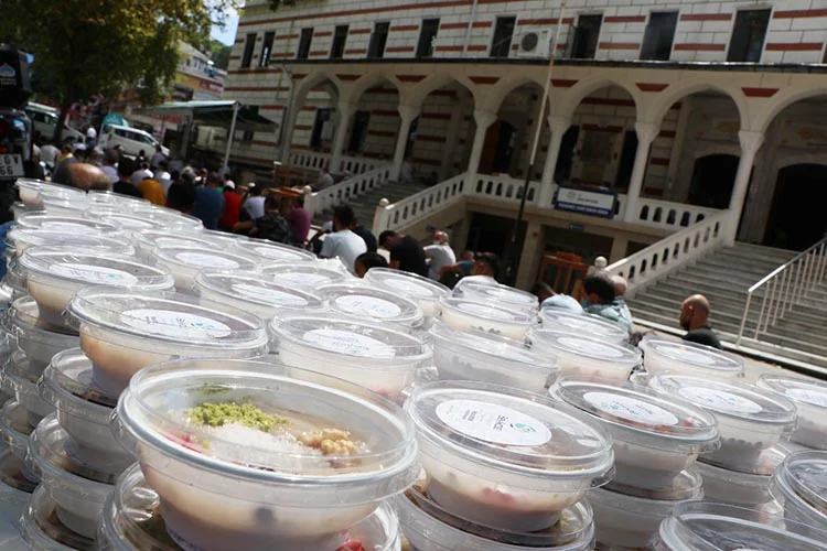 Beykoz Belediyesi altı camide aşure dağıttı 3 asue beykoz 3 KlyHIQsfgZ