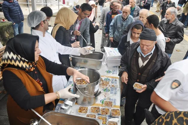 Muharrem ayının onuncu günü olan Aşure Günü'nde Muharrem Kaşıtoğlu, vatandaşlara