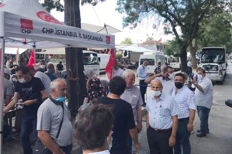 CHP Beykoz İlçe Başkanlığı, Yalıköy'de düzenlediği programla vatandaşlara aşure ikram