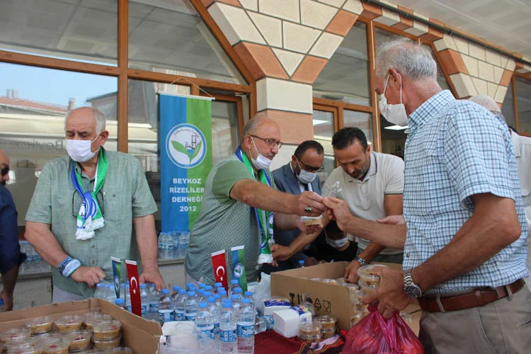 Beykoz Rizeliler Derneği, Muharrem ayı dolayısıyla Çavuşbaşı'nda vatandaşlara aşure ikram