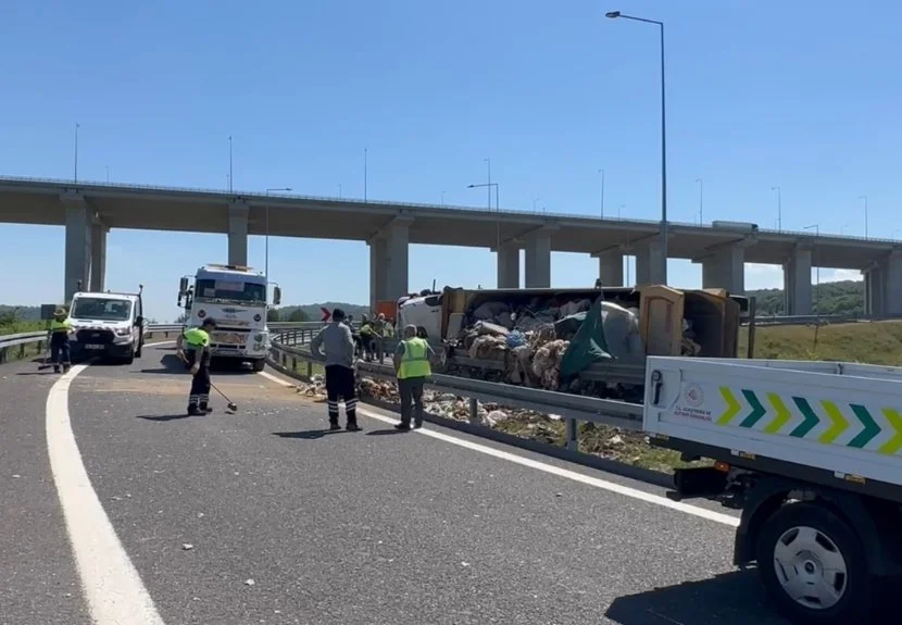 Beykoz Belediyesi'ne ait atık yüklü hafriyat kamyonu, virajı alamayarak devrildi.