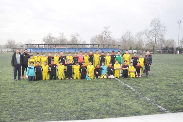 TFF - Ülker işbirliğiyle düzenlenen Ortaokullar arası futbol müsabakaları hız