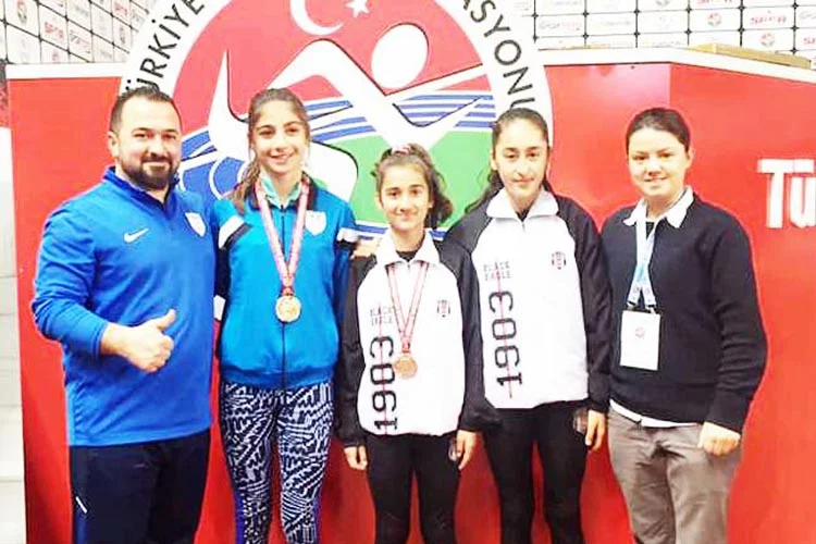 Beykoz’un atletizm deki medarı iftiharları yüzleri güldürmeye devam ediyor.
