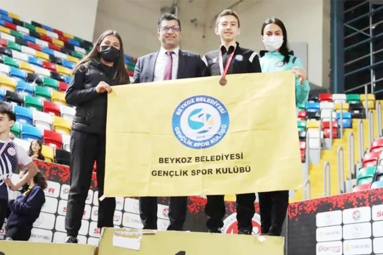 Ataköy Atletizm Spor Salonundaki koşularda Beykoz Belediyesi Gençlik Spor Kulübü