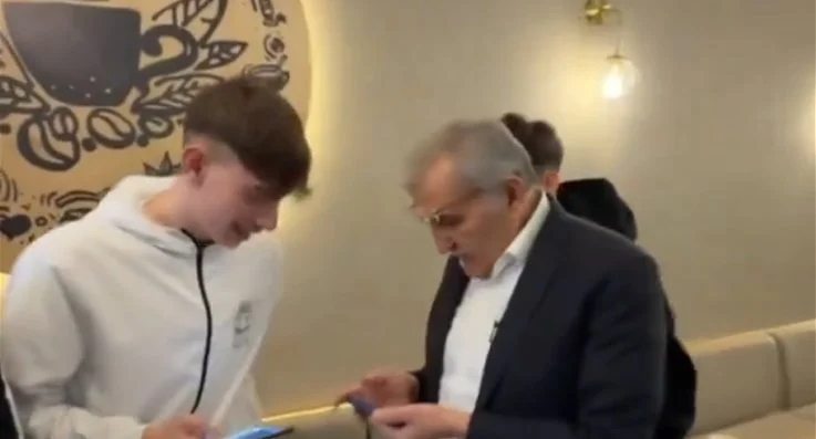 Beykoz Belediye Başkanı Murat Aydın, online okey oynayan gençlerin oyunlarına