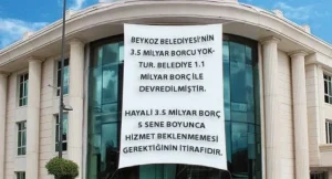 Beykoz Belediye Başkanı Alaattin Köseler’in borçları pankartla belediye binasına asmasına