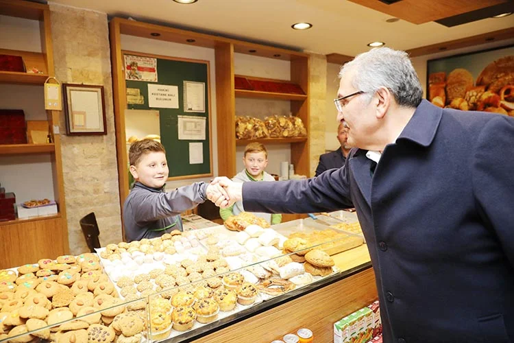 AK Parti Beykoz Belediye Başkan adayı Murat Aydın, girdiği markette,