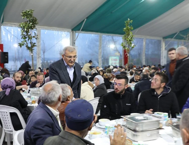 Beykoz Belediyesi'nin depremden ağır etkilenen Hatay Kırıkhan'da kurduğu Ramazan sofraları