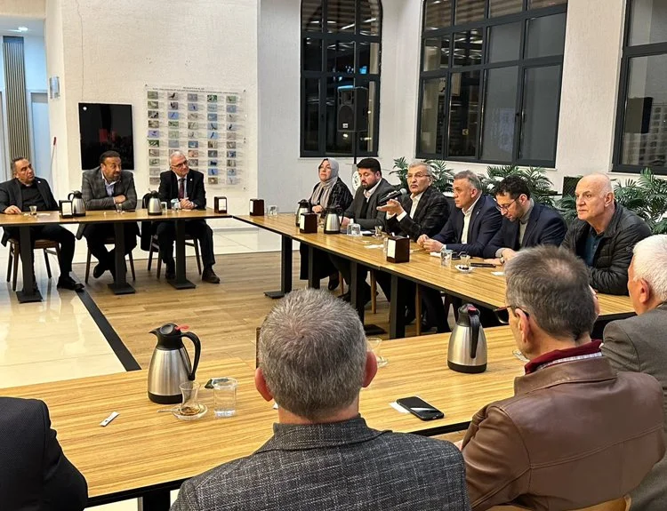 Beykoz Belediye Başkanı Murat Aydın, mahalle muhtarlarıyla sahur sofrasında bir