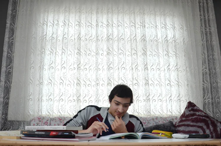 Beykoz'un Çubuklu Mahallesi'nde ailesiyle birlikte ikamet eden ayrık omurga hastası