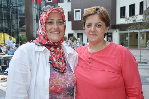 Beykoz Belediyesi tarafından düzenlenen iftar yemeğinde, binlerce vatandaş bir araya