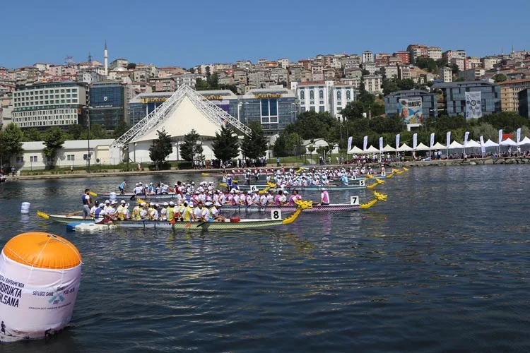Denizcilik ve Kabotaj Bayramı'nın 91. yıldönümü münasebetiyle Haliç'te düzenlenen kürek