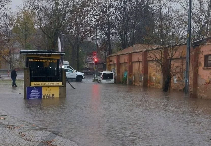 Beykoz'da aşırı sağanak nedeniyle bazı yollarda su birikintileri ve mini