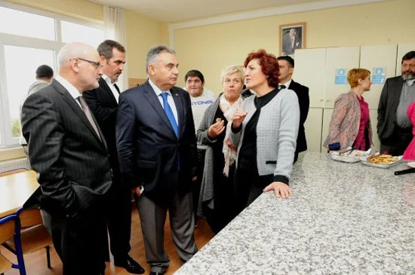 Hafif zihinsel engelli öğrencilere meslek edindirmeye yönelik eğitim faaliyetleri yürüten,