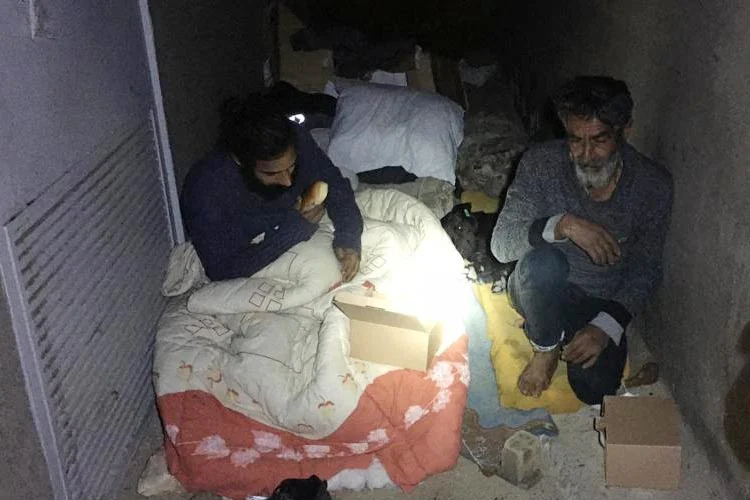 Beykoz Kavacık’ta iki bina arasında 10 metrelik alanda konaklayan baba