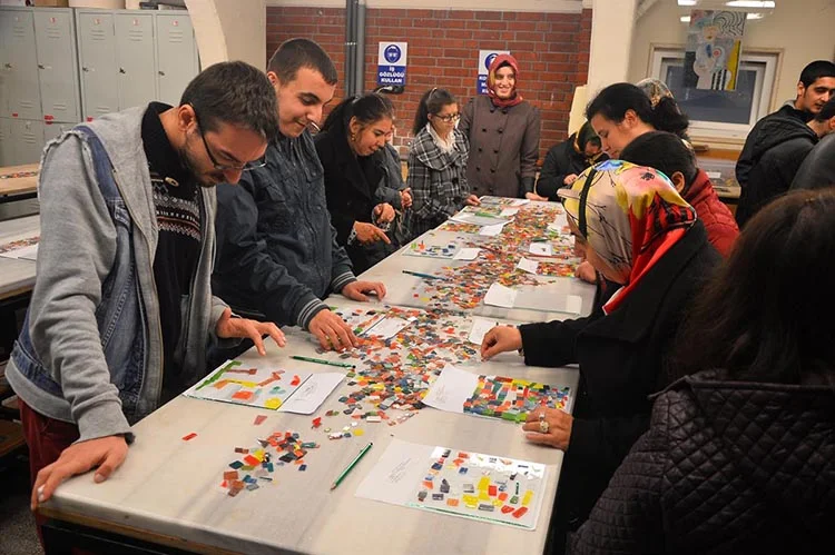 Beykoz’daki Cam Ocağı Vakfı’nı ziyaret eden Bağcılar Belediyesi engelli kursiyerleri