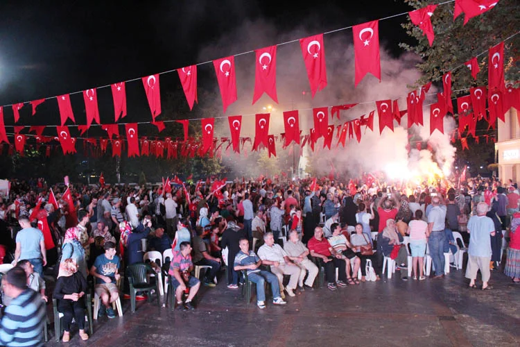 Fethullahçı Terör Örgütü FETÖ'nun darbe girişimi sonrasında Beykoz Belediye Meydanında