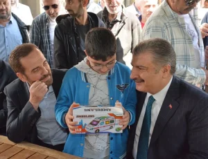 Sağlık Bakanı Fahrettin Koca, Beykoz’da vatandaşlarla bir araya gelerek merakla