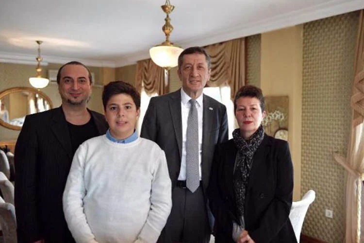 Milli Eğitim Bakanı Ziya Selçuk, Beykoz Sabancı Öğretmenevi'nde Otizmli Ozan