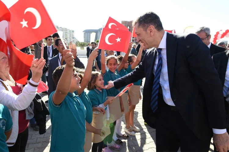 Milli Eğitim Bakanı Ziya Selçuk, Beykoz Güzelcehisar İlkokulu'na baskın ziyaret