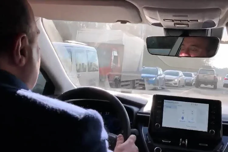 Sanayi ve Teknoloji Bakanı Mustafa Varank, Beykoz sokaklarında arabasıyla gezdi.