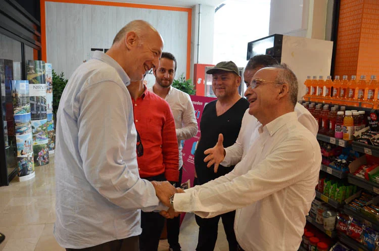 Beykoz'un tanınmış isimlerinden Hüseyin Baltacı, Acarkent Seyahat Acentası'nın bir şubesini