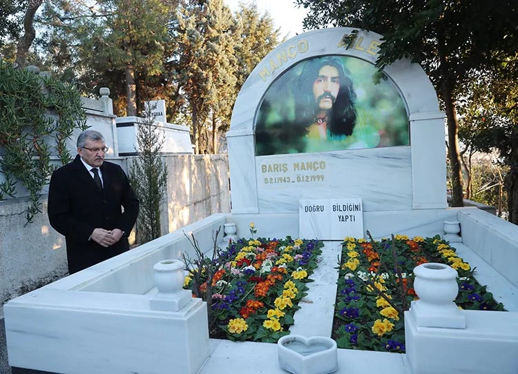 Barış Manço Beykoz’daki kabri başında anıldı 1