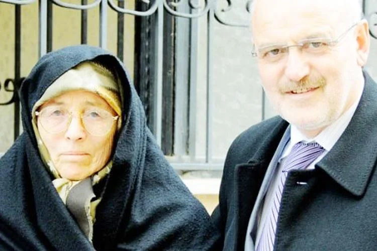 Beykoz Belediye Başkanı Yücel Çelikbilek, annesi Safiye Çelikbilek'in vefatı dolayısıyla